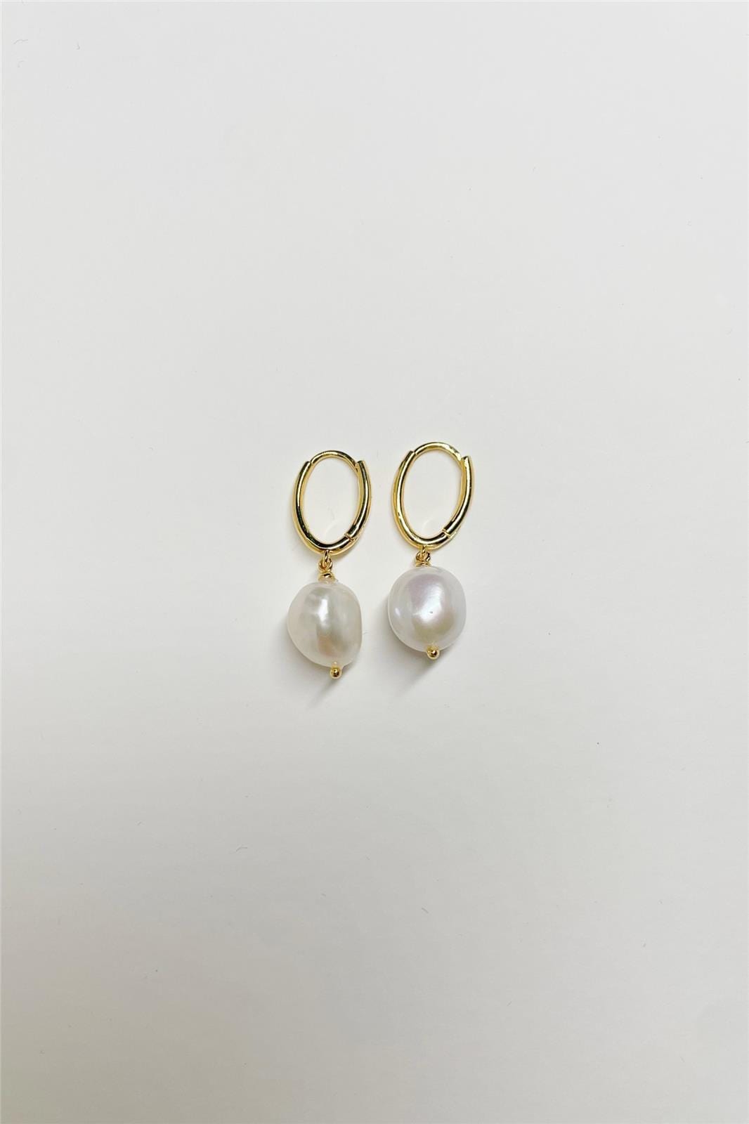 JE1011 pearl huggie hoop earrings by together
