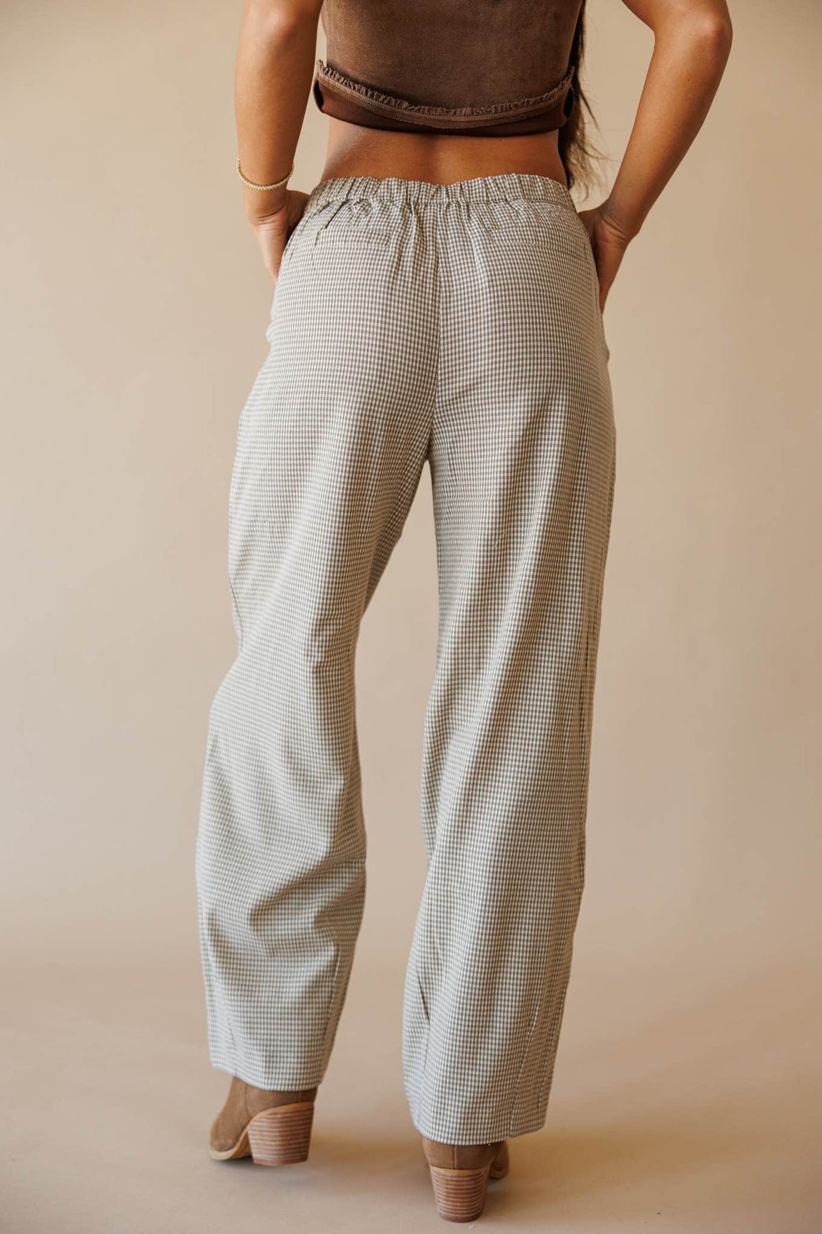 Latte check pleated trousers